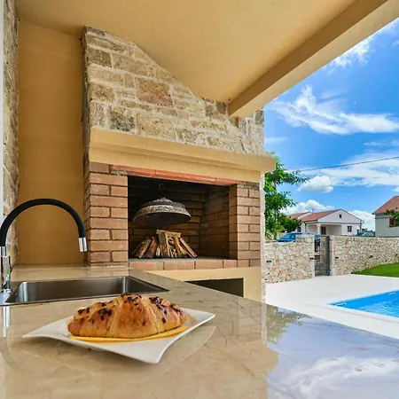 Banovi With Heated Pool Vila
