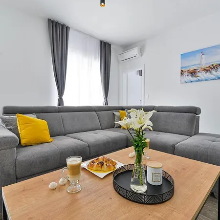 Banovi With Heated Pool Villa